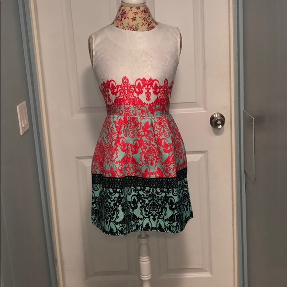 Beautiful Patterned Dress - Picture 1 of 2